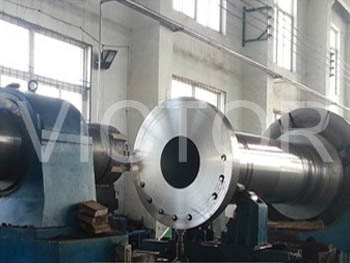 加工中的水轮机主轴